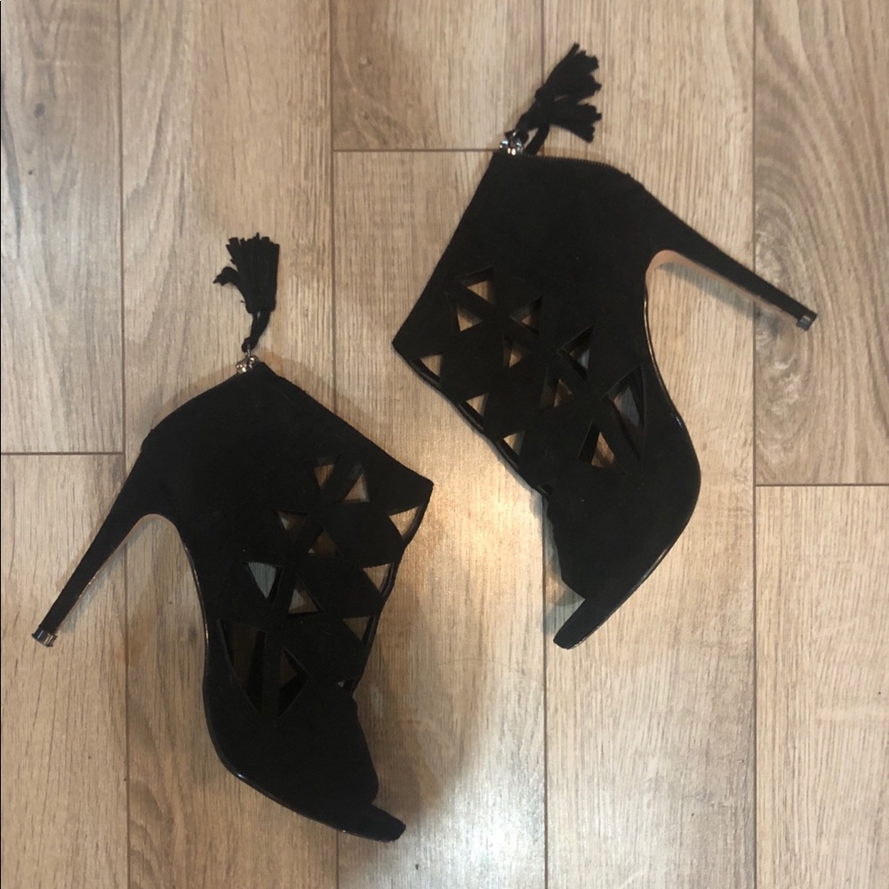 Cute cut out black heels with zip in back
